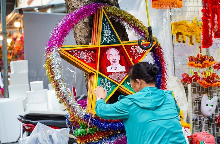 Hang Ma street gearing up for Mid-Autumn festival - ảnh 4